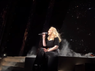 Adele trakteert publiek in Las Vegas op spectaculaire show vol licht, water en vuur