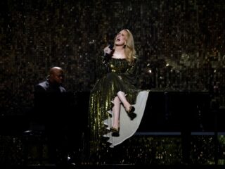 Op Easy On Me legt Adele echtscheiding uit aan zoon