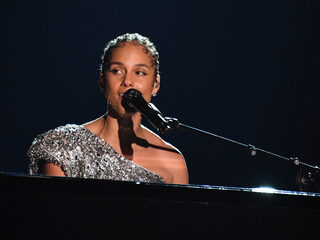 Alicia Keys verrast door Jay-Z tijdens optreden op Times Square