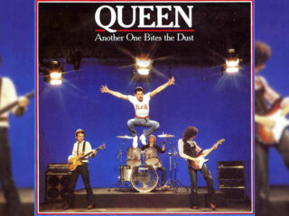 John Deacon pakt hoofdrol bij live-versie Queens Another One Bites the Dust