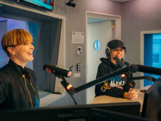 Anouk en Emma Heesters komen langs bij Aan De Slag!