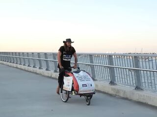 Anton heeft al 2000 kilometer op zijn blote voeten gelopen