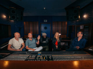 Bart bespreekt eurodance knaller Never Alone met 2 Brothers On The 4th Floor