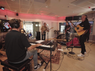 Musketiers spelen nieuwe single Weg Van Alles live