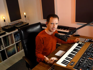 Een legendarische synthesizer staat centraal in Barts Studio