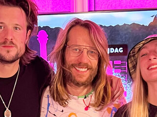 Bazart en S10 spelen hun TopSong Onderweg live bij Giel