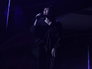 Billie Eilish brengt onaangekondigd nieuwe tracks TV en The 30th uit