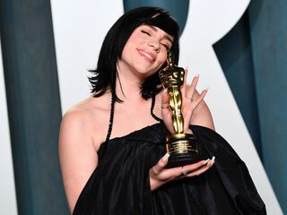 Billie Eilish wint Oscar voor James Bond-titelsong No Time To Die