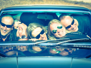 Suzanne en Mike bellen met drummer van stoner-rockband Black Fuse