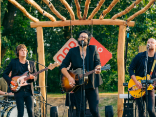 Blaudzun speelt nieuwe single Bonfire speciaal voor Ellen