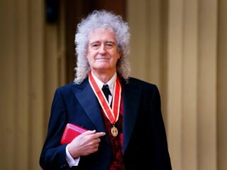 Queen-gitarist Brian May geridderd door koning Charles