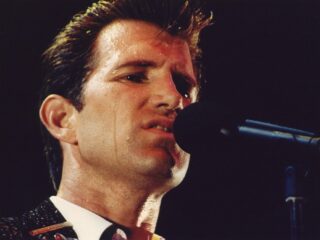 Chris Isaak speelt Blue Hotel op een regenachtig Pinkpop