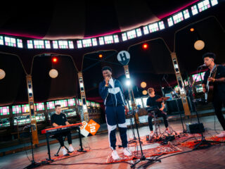 Claude speelt intieme versie van Layla op Concert at SEA