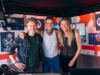 Douwe Bob komt langs in de studio op Pinkpop: 'Ik voel mij beter dan ooit'