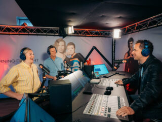 De Nederlandse Maxime en Twan regelen alles wat er op het Songfestival-podium gebeurt