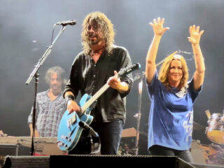 Foo Fighters en Alanis Morissette eren Sinéad O'Connor met cover