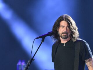 Beluister de nieuwe Foo Fighters-single Under You