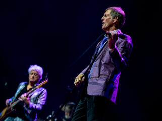 De Dijk moest de tekst van Bloedend Hart aanpassen voor een tv-optreden in 1982