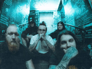 Distant brengt deathcore naar De Keiharde Pödcast