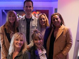 Dolly Dots eren Ria Brieffies tijdens theatertour: 'Een feest der herkenning'