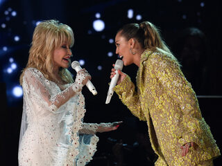 Dolly Parton zingt Jolene met haar petekind Miley Cyrus in 2010