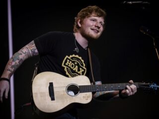 Ed Sheeran zingt nummers van Britney Spears en Backstreet Boys in club op Ibiza