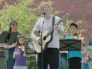 Ed Sheeran verrast kinderen op school met optreden