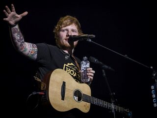 Ed Sheeran speelt Thinking Out Loud in 2015 met John Mayer, Questlove en Herbie Hancock