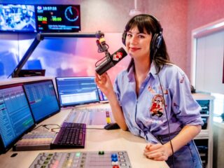 Emmely belt met Bram (7) over zijn stemlijstje voor de NPO Radio 2 Top 2000