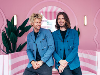 FRIDAY scoort NPO Radio 2 TopSong met zomeranthem Last Forever