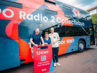 Orgel Joke staat in de Collectebus stil bij haar overleden echtgenoot