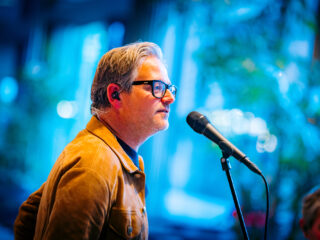 Guus Meeuwis op het podium verrast met Tilburgse erepenning