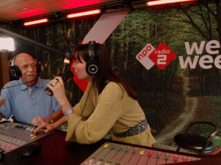 Han krijgt de volle dj-experience bij Emmely in de studio