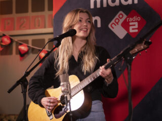 Hannah Mae opent laatste stemdag met Back To You