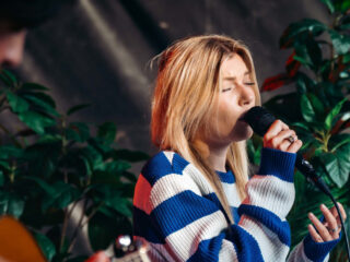 Herinnering Janou geëerd met optreden Hannah Mae