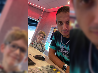 LEGO-bouwer Roel (8) op bezoek in de studio van NPO Radio 2