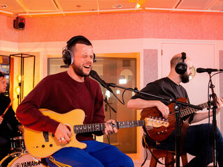 White Lies speelt akoestische versie van Am I Really Going To Die