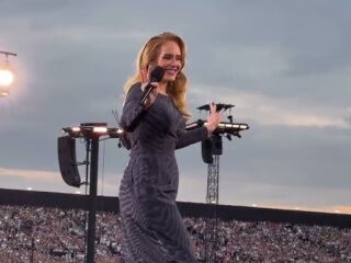 Adele schittert live met klassieker Hello in München