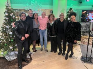 Een heus gospelkoor bij Wout & Frank