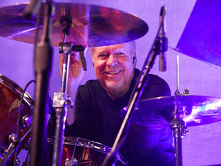 Emmely eert de ‘most recorded drummer in the world’ John Robinson