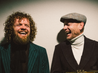 Marcel Veenendaal en Jan van Duikeren verzachten fileleed met betoverend live optreden