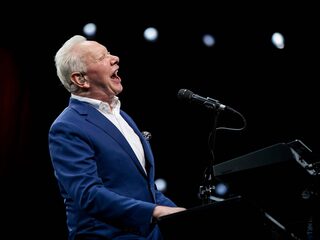 Is She Really Going Out With Him: Joe Jackson vermomt zelfspot als boosheid