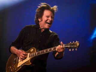 John Fogerty speelt CCR's Lookin' Out My Back Door op speelgoedinstrumenten