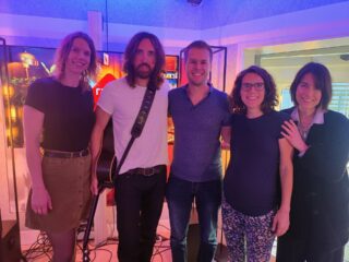 Jonathan Jeremiah zingt Youngblood met de dochters van Leo Blokhuis