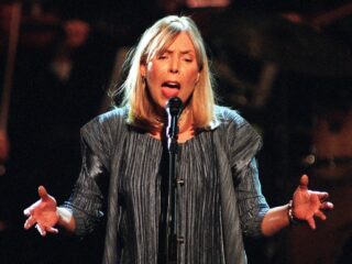 Joni Mitchell speelt vroege liveversie van Little Green in New York