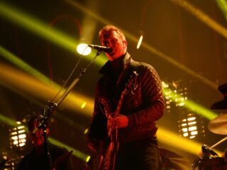 Beluister het nieuwe Queens of the Stone Age-album In Times New Roman...