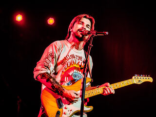 Juanes bezingt liefdesverdriet in zijn zomerhit La Camisa Negra