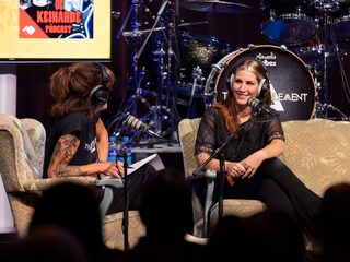 De Keiharde Pödcast vanuit Tivoli: live op het podium tussen snoeren, drums en gitaren