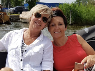 Marianne verrast haar vriendin Roelie met intieme livesessie van Maan: "Je bent zo dapper"