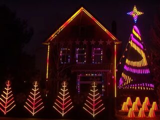 Denie heeft spectaculaire lichtshow met 8000 lampjes in zijn voortuin